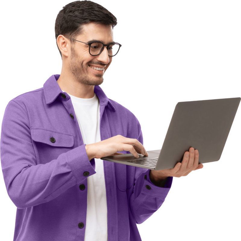Pessoa centralizada segurando notebook aberto em composição limpa para landing page